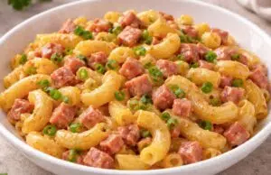 Bleskové těstoviny s vajíčkem a uzeninou: Skvělá večeře z jedné pánve!