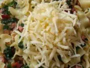 Rychlé těstoviny s medvědím česnekem a uzeninou: Jarní oběd do 15 minut