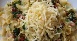 Rychlé těstoviny s medvědím česnekem a uzeninou: Jarní oběd do 15 minut