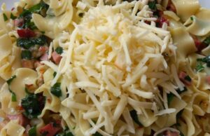 Rychlé těstoviny s medvědím česnekem a uzeninou: Jarní oběd do 15 minut