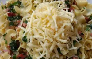 Rychlé těstoviny s medvědím česnekem a uzeninou: Jarní oběd do 15 minut