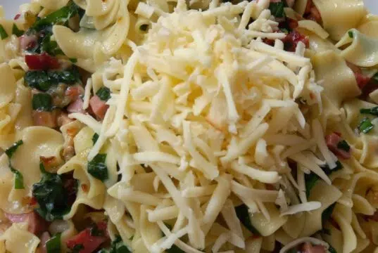 Rychlé těstoviny s medvědím česnekem a uzeninou: Jarní oběd do 15 minut