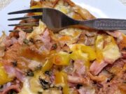 Rychlá toustová pizza: Křupavá večeře hotová za pár minut Zapékanka z toustového chleba se šunkou, sýrem a paprikou.