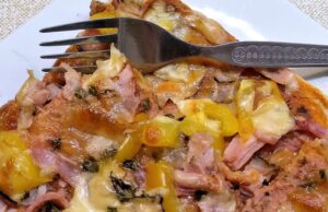 Rychlá toustová pizza: Křupavá večeře hotová za pár minut Zapékanka z toustového chleba se šunkou, sýrem a paprikou.