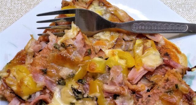 Zapékanka z toustového chleba se šunkou, sýrem a paprikou.