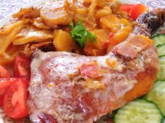 Uzený kuřecí pekáček: Šťavnatý oběd z jednoho pekáče, který voní dálkou Pečené kuřecí stehno s bramborami a zeleninou na talíři.