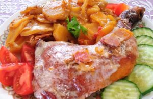 Uzený kuřecí pekáček: Šťavnatý oběd z jednoho pekáče, který voní dálkou Pečené kuřecí stehno s bramborami a zeleninou na talíři.