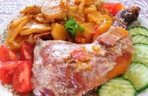 Uzený kuřecí pekáček: Šťavnatý oběd z jednoho pekáče, který voní dálkou Pečené kuřecí stehno s bramborami a zeleninou na talíři.