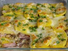 Venkovský pekáč s klobásou a houbami: Sytá večeře z jednoho pekáčku