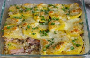 Venkovský pekáč s klobásou a houbami: Sytá večeře z jednoho pekáčku