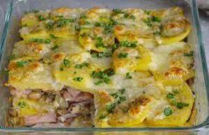 Venkovský pekáč s klobásou a houbami: Sytá večeře z jednoho pekáčku