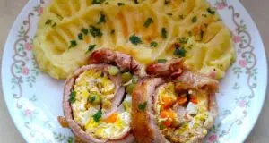 Šťavnatá bůčková roláda s vajíčkem a Moravankou: Poctivý oběd plný chutí Plněná vepřová roláda s vejcem a zeleninou, podávaná s bramborovou kaší.