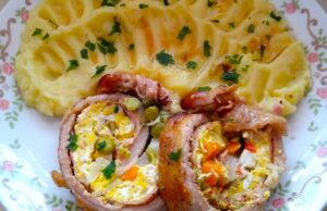 Šťavnatá bůčková roláda s vajíčkem a Moravankou: Poctivý oběd plný chutí Plněná vepřová roláda s vejcem a zeleninou, podávaná s bramborovou kaší.