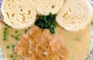 Křehké vepřové plátky na smetaně s hráškem Vepřový plátek v jemné omáčce s hráškem, podávaný s houskovým knedlíkem.