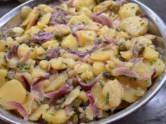 Legendární Vídeňský bramborový salát: Recept na vláčnou přílohu bez majonézy!