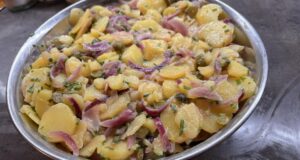 Legendární Vídeňský bramborový salát: Recept na vláčnou přílohu bez majonézy!