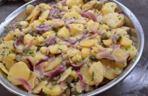 Legendární Vídeňský bramborový salát: Recept na vláčnou přílohu bez majonézy!