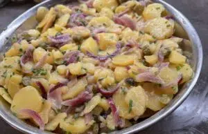 Legendární Vídeňský bramborový salát: Recept na vláčnou přílohu bez majonézy!