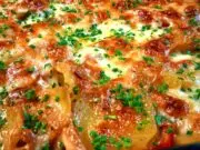 Krémové zapečené brambory se šunkou, pórkem a kapií: Jednoduchý oběd z jednoho pekáčku