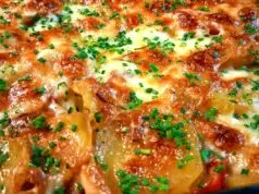 Krémové zapečené brambory se šunkou, pórkem a kapií: Jednoduchý oběd z jednoho pekáčku