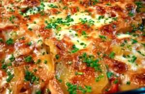 Krémové zapečené brambory se šunkou, pórkem a kapií: Jednoduchý oběd z jednoho pekáčku