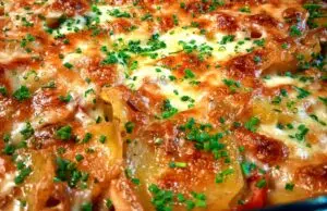 Krémové zapečené brambory se šunkou, pórkem a kapií: Jednoduchý oběd z jednoho pekáčku