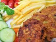 Zlatavé hermelínové bochánky: Sýrová pochoutka, která se nerozteče Smažené hermelínové placičky s hranolkami, čerstvou zeleninou a dipem.