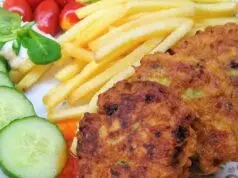 Zlatavé hermelínové bochánky: Sýrová pochoutka, která se nerozteče Smažené hermelínové placičky s hranolkami, čerstvou zeleninou a dipem.