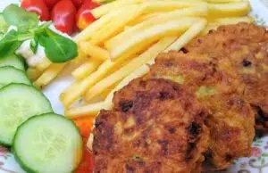 Zlatavé hermelínové bochánky: Sýrová pochoutka, která se nerozteče Smažené hermelínové placičky s hranolkami, čerstvou zeleninou a dipem.