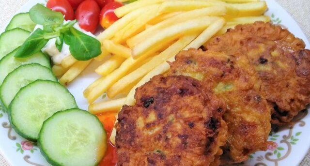 Smažené hermelínové placičky s hranolkami, čerstvou zeleninou a dipem.