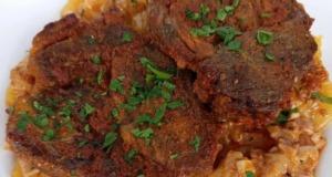 Šťavnatá zapečená krkovice s bramborami a mozzarellou: Královská bašta z jednoho pekáčku