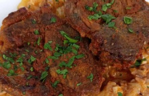 Šťavnatá zapečená krkovice s bramborami a mozzarellou: Královská bašta z jednoho pekáčku