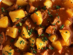 Poctivý buřtguláš: Tradiční recept s tajnou ingrediencí našich babiček Buřtguláš na talíři.