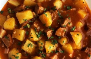 Poctivý buřtguláš: Tradiční recept s tajnou ingrediencí našich babiček Buřtguláš na talíři.
