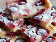 Bublanina z palačinkového těsta s jahodami: Nejrychlejší letní moučník z pár surovin