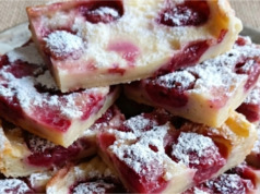 Bublanina z palačinkového těsta s jahodami: Nejrychlejší letní moučník z pár surovin