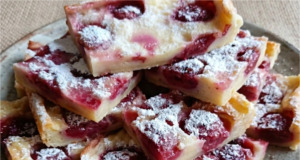 Bublanina z palačinkového těsta s jahodami: Nejrychlejší letní moučník z pár surovin