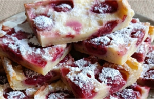 Bublanina z palačinkového těsta s jahodami: Nejrychlejší letní moučník z pár surovin