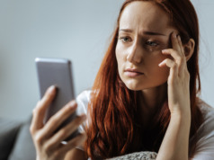 Manžel mi daroval svůj starý telefon. To, co jsem v něm našla, mi vzalo půdu pod nohama