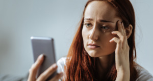 Manžel mi daroval svůj starý telefon. To, co jsem v něm našla, mi vzalo půdu pod nohama