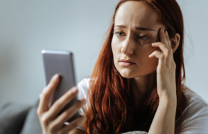 Manžel mi daroval svůj starý telefon. To, co jsem v něm našla, mi vzalo půdu pod nohama