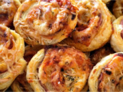 Luxusní pizza šneci z listového těsta: Rychlá slaná dobrota styl „co dům dal“
