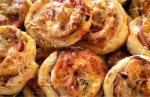 Luxusní pizza šneci z listového těsta: Rychlá slaná dobrota styl „co dům dal“