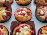 Nadýchané jahodové muffiny s bílou čokoládou a řeckým jogurtem