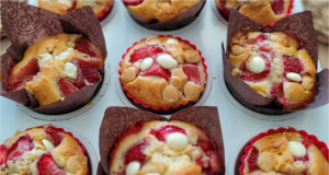Nadýchané jahodové muffiny s bílou čokoládou a řeckým jogurtem