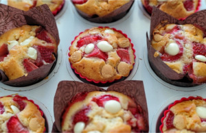 Nadýchané jahodové muffiny s bílou čokoládou a řeckým jogurtem