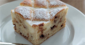 Nadýchaný stracciatella moučník s tvarohovou mřížkou: Vláčný kavárenský dezert