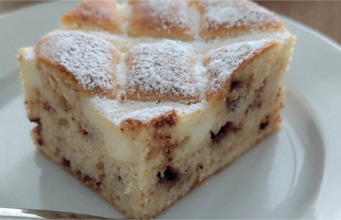 Nadýchaný stracciatella moučník s tvarohovou mřížkou: Vláčný kavárenský dezert