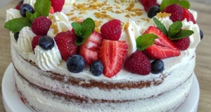 Domácí nahý dort: Nadýchaný korpus a jemný vanilkový krém s mascarpone a ovocem
