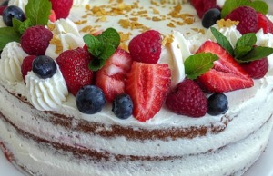 Domácí nahý dort: Nadýchaný korpus a jemný vanilkový krém s mascarpone a ovocem